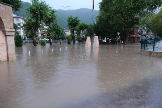 Kastamonu'da sağanak: 2 otomobil toprak altında kaldı