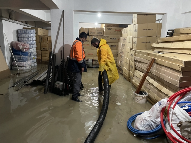 Kastamonu'da sağanak: 2 otomobil toprak altında kaldı