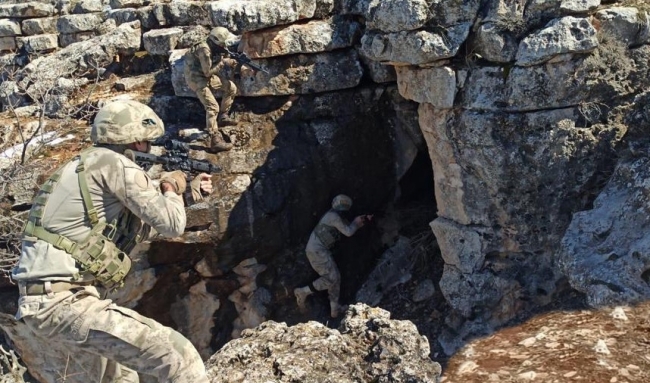 Teröristlere ait silah ve mühimmat ele geçirildi