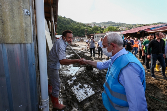 Kılıçdaroğlu sel bölgesinde incelemelerde bulundu