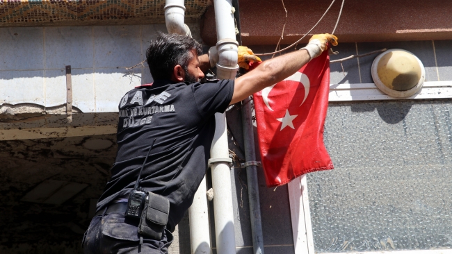 Selden çıkan bayrağı yıkayıp yeniden astılar