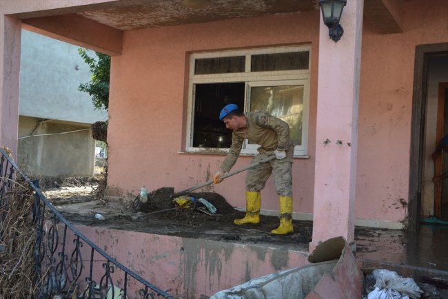 Selden etkilenen vatandaşlara Mehmetçik'ten yardım eli