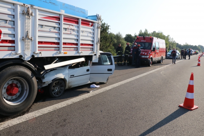 Bolu'da otomobil tıra çarptı: 2 ölü