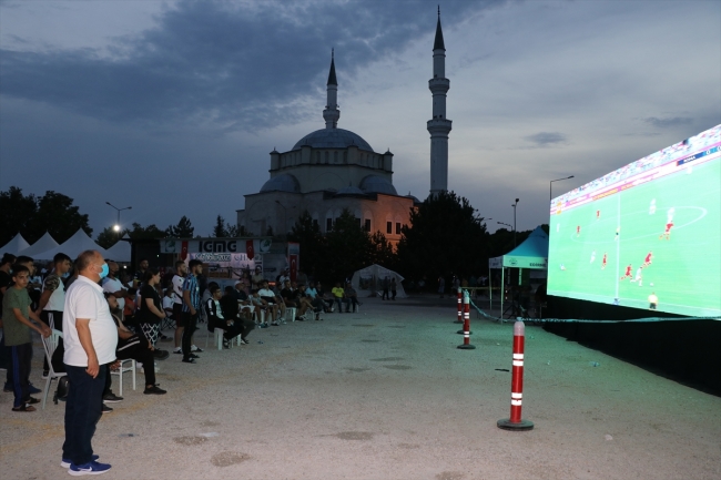 Kapıkule'de bekleyen gurbetçiler dev ekrandan maç izledi