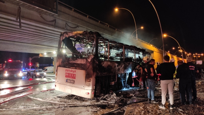 Aydınlatma direğine çarpan otobüs yandı: 1 ölü, 20 yaralı