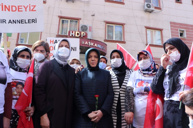 Diyarbakır annelerine bir ziyaret de Sabriye Şentop'tan