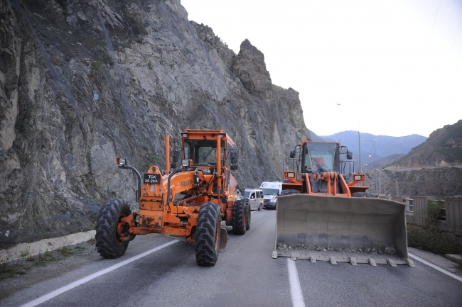 Heyelan nedeniyle kapanan Artvin-Erzurum karayolu ulaşıma açıldı