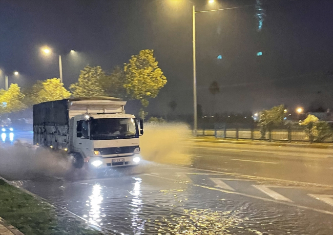 Meteoroloji kırmızı kodla uyarmıştı: Antalya'da sağanak etkili oluyor