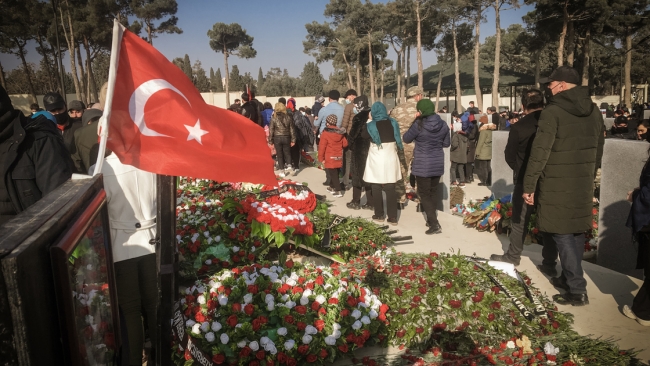 Azerbaycanlılar, yeni yılın ilk gününde şehitliklere akın etti