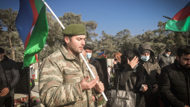 Azerbaycanlılar, yeni yılın ilk gününde şehitliklere akın etti