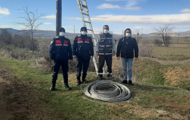 Elektrik kablosu çalarken suçüstü yakalandılar