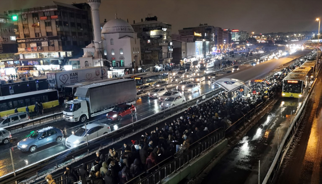 İstanbul'u kar fırtınası vurdu: Uçuşlar durdu, trafik kilitlendi