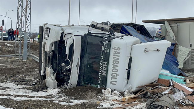 Erzincan'da tır ile otomobil çarpıştı: 2 ölü