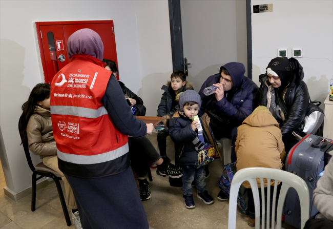 Ukrayna'dan tahliye edilen Azerbaycanlılar İstanbul'da misafir ediliyor