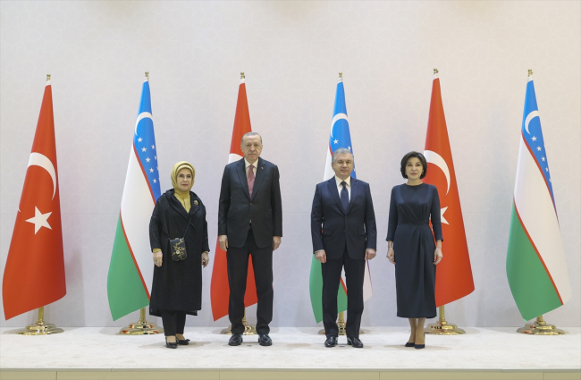 Cumhurbaşkanı Erdoğan, Özbekistan'da resmi törenle karşılandı