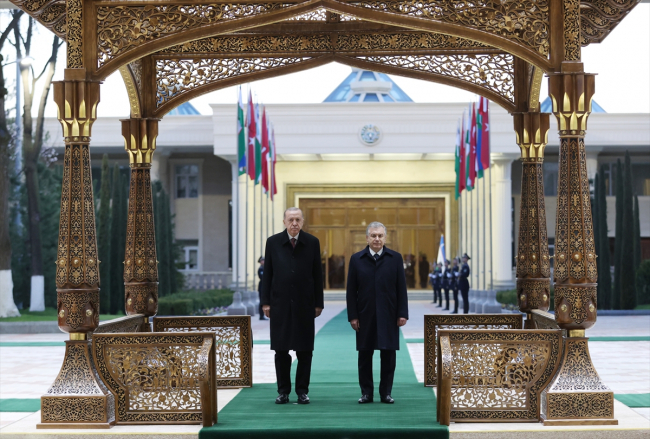 Cumhurbaşkanı Erdoğan, Özbekistan'da resmi törenle karşılandı