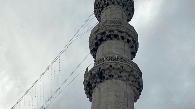 Süleymaniye Camii'nin şerefesinden düşen parça kubbeye zarar verdi