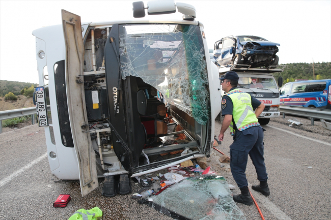 Antalya'da tur otobüsü devrildi: 1 ölü, 19 yaralı