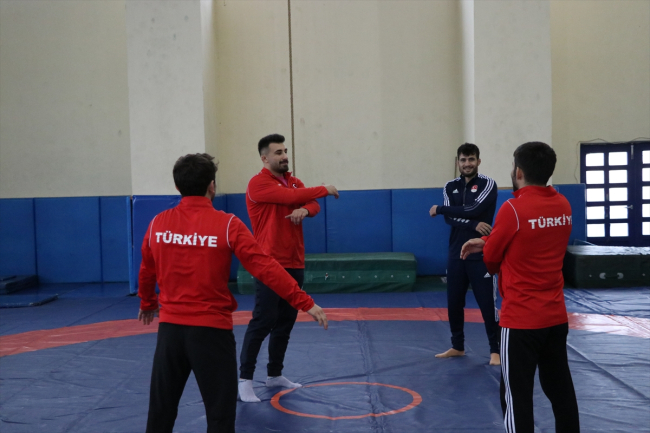 Üniversiteli milli güreşçilerin hedefi olimpiyatlar