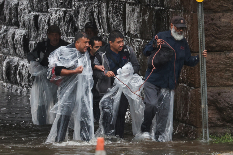 New York'ta rekor düzeyde yağmur yağdı: Caddeler su altında kaldı, OHAL ilan edildi