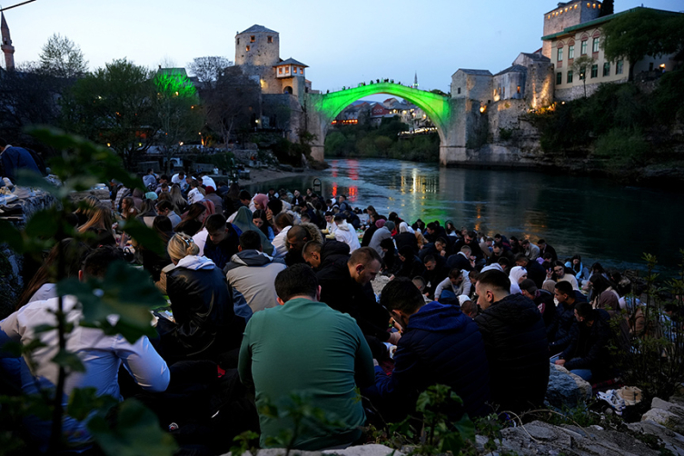 Tarihi Mostar Köprüsü'nün yakınında 1300 kişilik iftar düzenlendi