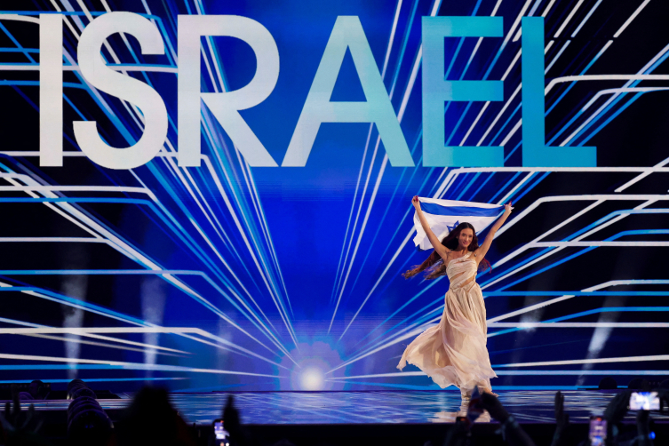 İsrail'i temsil eden Eden Golan, 11 Mayıs 2024'te İsveç'in Malmö kentinde düzenlenen 2024 Eurovision Şarkı Yarışması Büyük Finali sırasında sahneye çıkıyor. (Reuters)