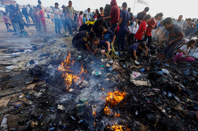 Bölgedeki açlık öyle bir boyuta geldi ki Filistinliler yanan çadırlarda gıda arıyor (Reuters)