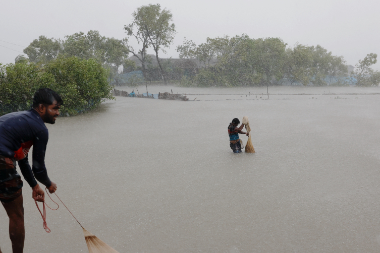 Hindistan ve Bangladeş’i Remal Tropikal Kasırgası vurdu: 16 ölü