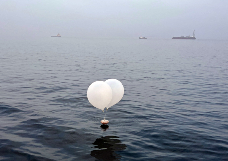 Kuzey Kore Güney'e 350 çöp balonu daha gönderdi