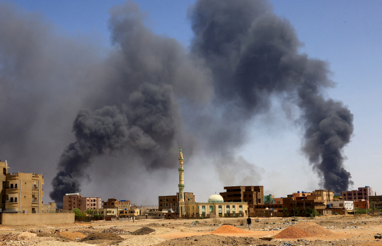 Çatışmalar başkent Hartum başta olmak üzere birçok şehirde devam ediyor. Fotoğraf: Reuters