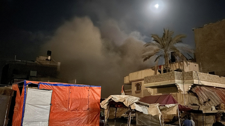 Gazzeliler enkaza kurdukları çadırlarda hayata tutunmaya çalışıyor