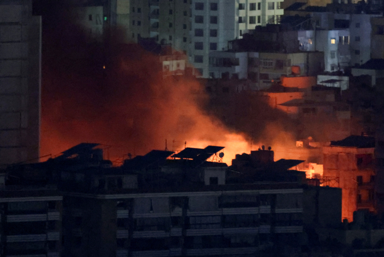 Katil İsrail Beyrut'un güneyine 12 hava saldırısı düzenledi