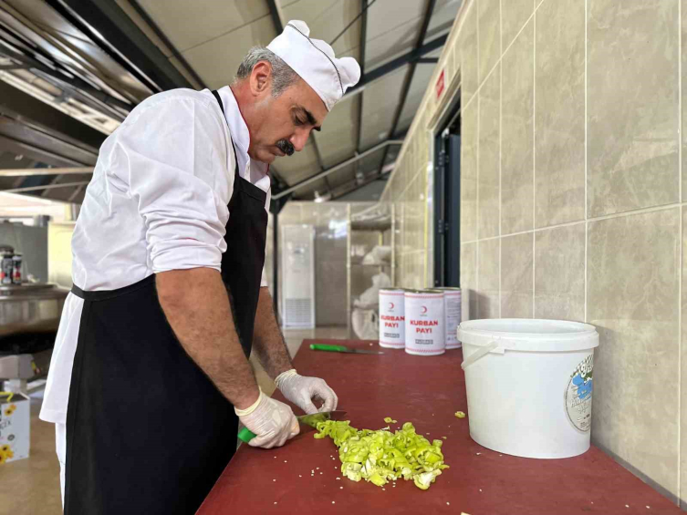 Kızılay, Türkiye'de kestiği kurbanlardan kalan etle günde 50 bin kişiye yemek ulaştırıyor