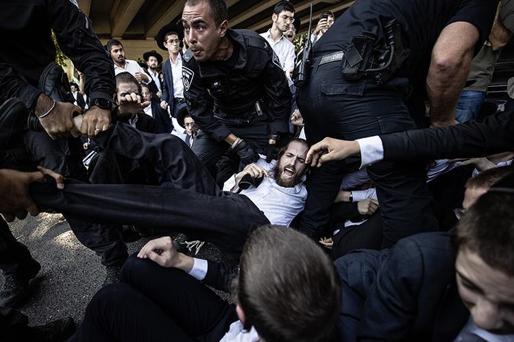 Harediler zorunlu askerliğe karşı sık sık protesto düzenliyor. Fotoğraf: AA