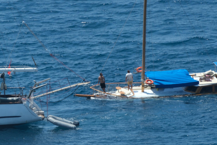 Bodrum'da karaya oturan teknedeki 3 kişi kurtarıldı