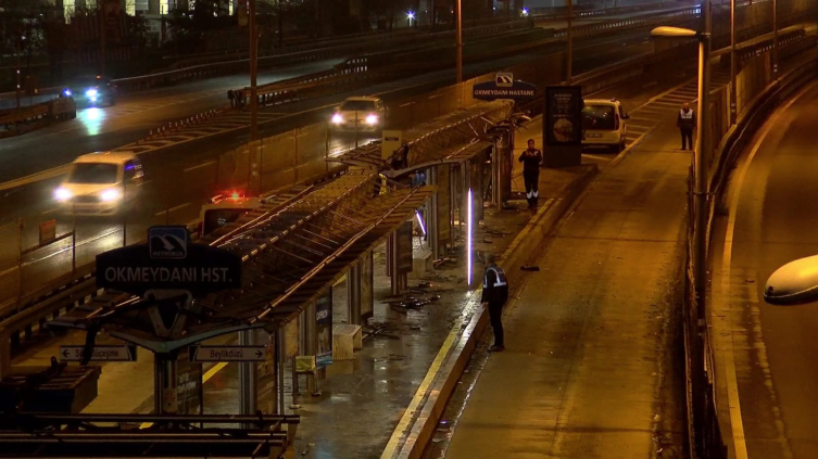 Okmeydanı’nda metrobüs reklam panosuna çarptı