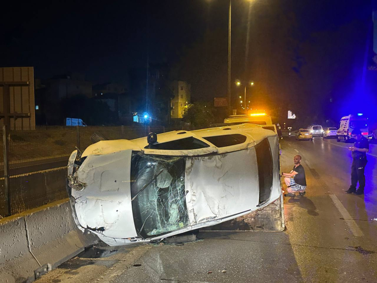 Kartal'da bariyerlere çarpan otomobil takla attı: 1 yaralı