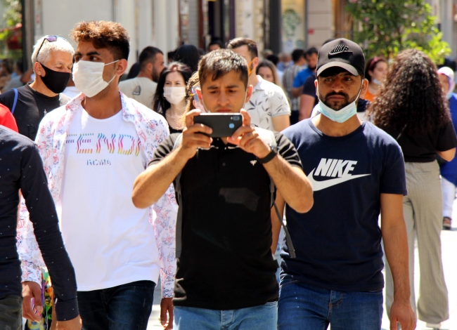 İstiklal Caddesi'nde maskesiz mesafesiz bayram yoğunluğu