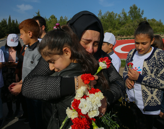 Çiçeklerle şehidin eşine koştular