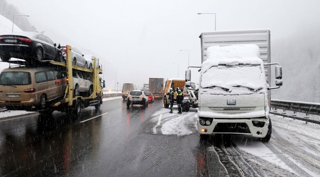 Bolu Dağı'nda trafiğe kar engeli