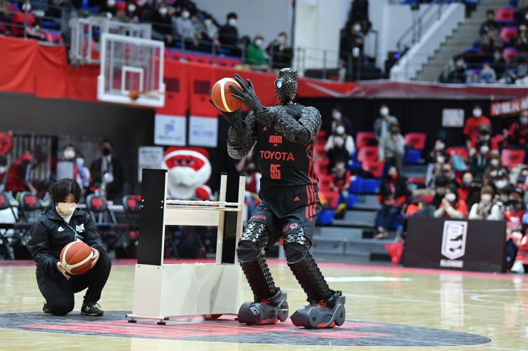NBA maçlarında gösteri amacıyla sahaya çıkan robot CUE-3 aslında geleceğe dair önemli izler taşıyor.