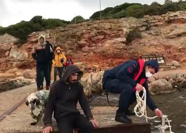 Yunanistan'ın ölüme terk ettiği 47 düzensiz göçmen kurtarıldı