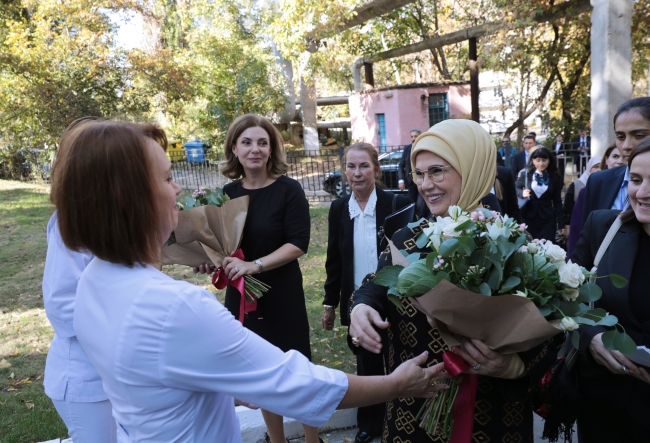 Emine Erdoğan'dan Moldovalı hasta çocuklara ziyaret