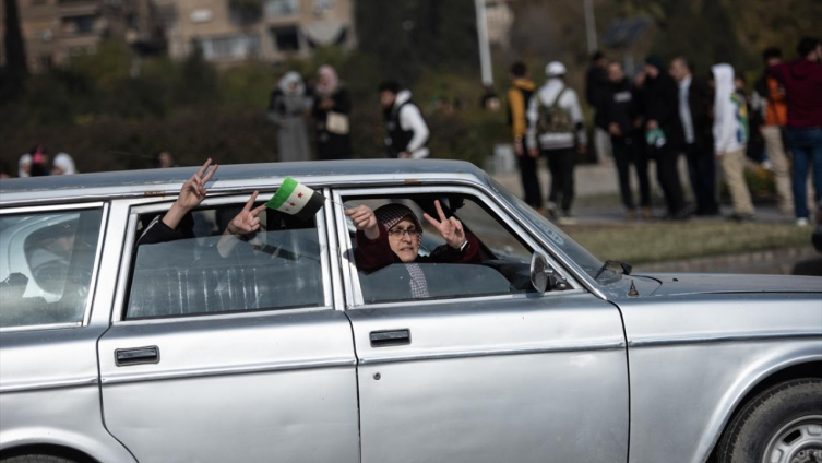 Esed'in düşmesiyle birlikte farklı bölgelerdeki halk da mevcut düzene baş kaldırmaya başladı.