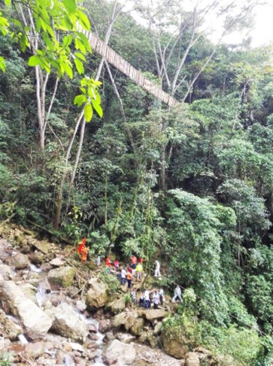 Turistler asma köprüden uçuruma düştü