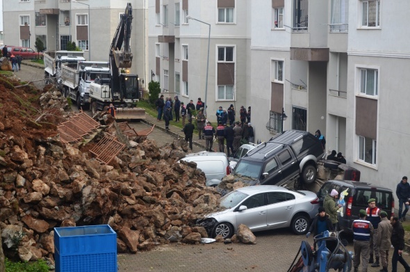 Trabzon'da istinat duvarı çöktü