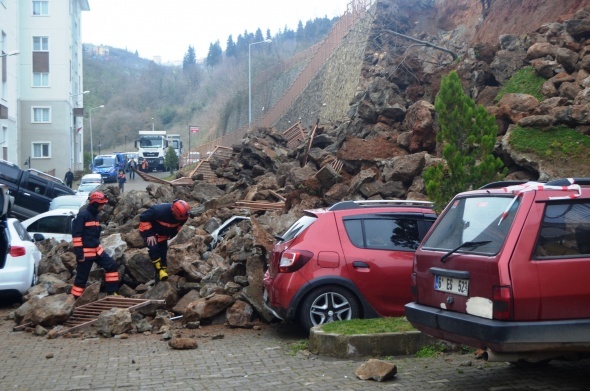 Trabzon'da istinat duvarı çöktü