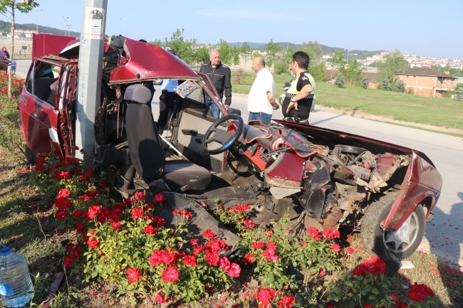 Aydınlatma direğine çarpan otomobil ikiye ayrıldı