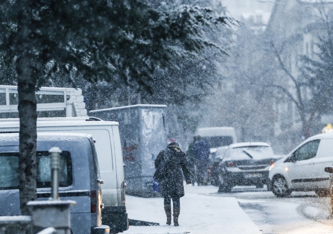 Ankara'da kar yağışı etkili oluyor