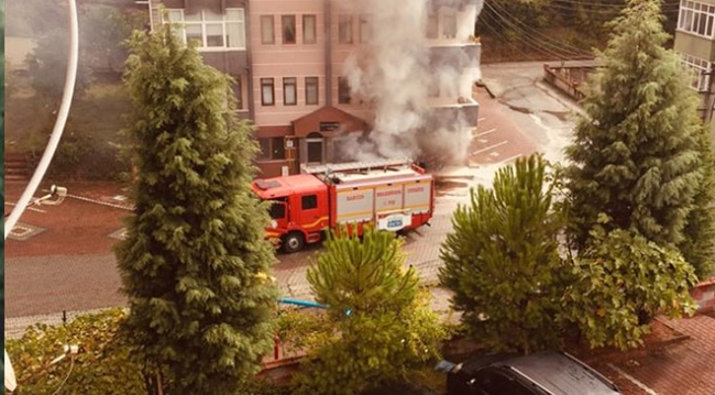 Yanan otomobili balkondan su dökerek söndürmeye çalıştılar